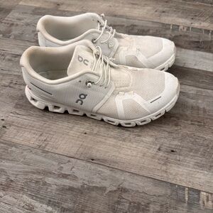 Women On Running Cloud Sneakers – White | Lightweight Swiss Engineering